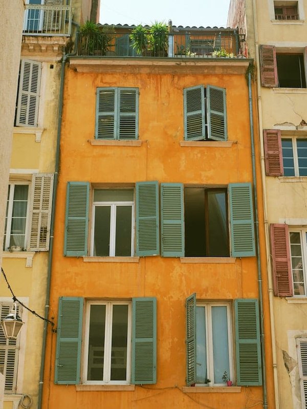 Comment réparer une fenêtre qui ne se ferme plus correctement et qui est difficile à ouvrir ?