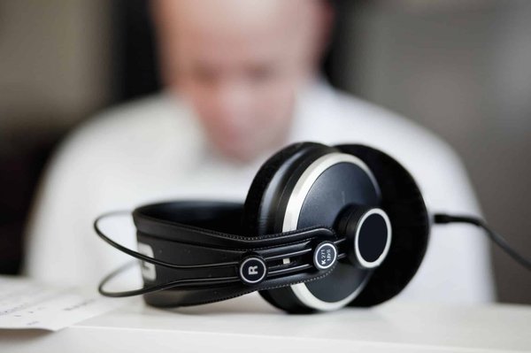 Quelles sont les différences majeures entre un casque studio et un casque audio standard ?