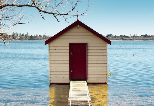 Comment construire un abri de jardin en bois et en tôle ondulée ?